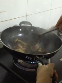 质嫩爽口的洋葱炒肉做法图解4)