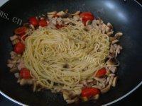自己做的蘑菇鸡肉意面做法图解12)