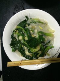 美味的酸甜凉拌菠菜粉丝做法图解5)