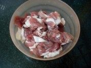 好吃的猪肉炖豆角做法图解1)