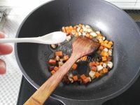 酸甜可口的杂蔬番茄炒饭做法图解4)