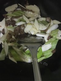 好吃的茭白炒肉做法图解5)