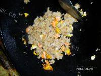 家常虾仁蛋炒饭做法图解4)