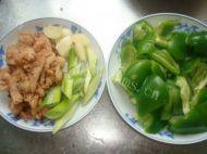 家常菜鸡胸肉炒青椒做法图解1)
