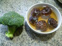 家常菜香菇炒西兰花做法图解1)