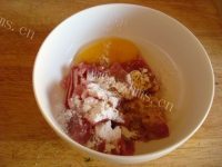 色香味浓的小酥肉蒸碗做法图解2)