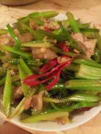 家常菜芹菜炒肉片