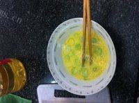 家常菜鸡蛋葱花饼做法图解1)