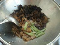 家常菜木耳炒肉片做法图解4)