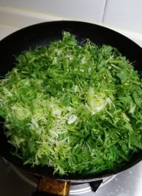 自制苦菊煎蛋饼做法图解4)