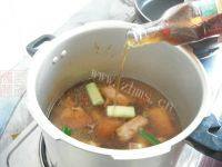 家常菜排骨炖土豆做法图解9)