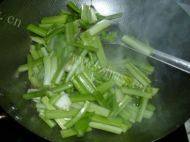家常菜腊肉炒芹菜做法图解5)