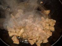 鲜甜芹菜炒肉片做法图解5)