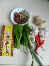 美味的蒜蓉十三香小龙虾做法图解1)