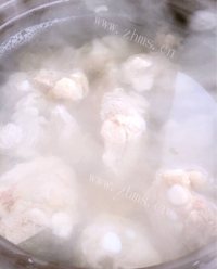 美味的红枣山药排骨汤做法图解4)