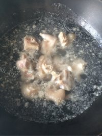 美味的黄豆炖猪蹄做法图解3)