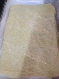 喷香的肉松面包卷做法图解2)