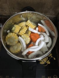 椰子煲鸡腿汤做法图解4)