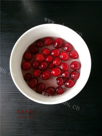 凉爽的蔓越莓果冻做法图解2)