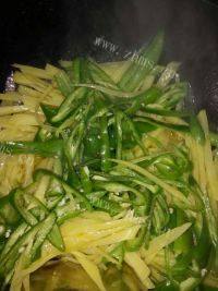 家常菜青椒土豆丝做法图解6)