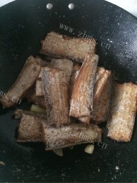 家常菜炖带鱼做法图解7)