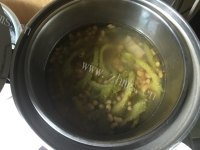 食欲满满的苦瓜黄豆排骨汤做法图解4)