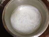 美味的韭菜鸡蛋炒粉丝做法图解2)