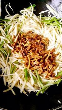 家常菜茭白炒肉丝做法图解10)