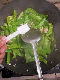 味道不错的扁豆炒肉做法图解6)