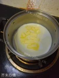 甜甜蜜蜜龙猫酥皮泡芙做法图解3)
