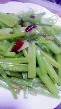 家常菜清炒芹菜做法图解1)