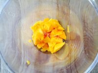 美味的芒果黄桃冰棒做法图解2)