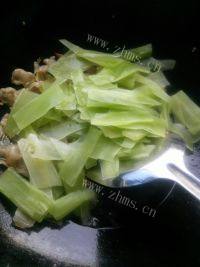 经典爽口的莴笋炒肉做法图解4)