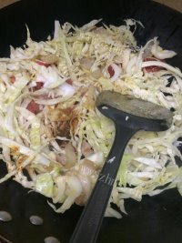 家常卷心菜炒肉做法图解7)