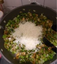 色香味俱全的海鲜炒饭做法图解5)