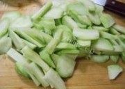 诱人的蚝油芥兰炒肉做法图解1)