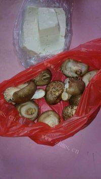 美味的蘑菇豆腐汤做法图解1)