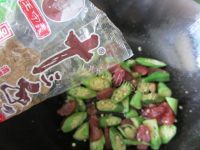 美味的干煸香肠秋葵做法图解7)