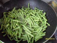 家常菜豆角炒鸡肉做法图解7)