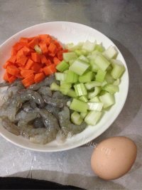 美味的虾仁炒饭做法图解1)