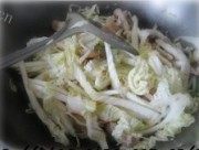 味道不错的白菜炖冻豆腐做法图解4)