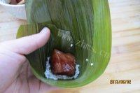 香喷喷的鲜肉粽子做法图解6)