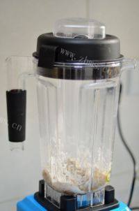 自制虾肉菠菜丸子汤做法图解3)