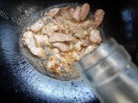 家常菜芹菜木耳炒肉做法图解4)