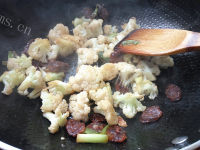色味俱佳的干煸菜花做法图解5)