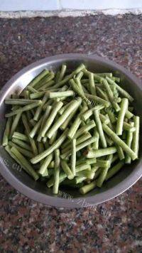 家常的豆角炒肉丝做法图解5)