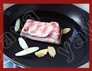 家常辣白菜炒五花肉做法图解1)