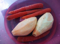 胡萝卜红薯玉米碴稀饭的做法图解一