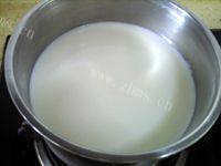 美味的茯苓奶茶做法图解4)