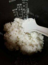好吃的菠萝虾仁蛋炒饭做法图解1)